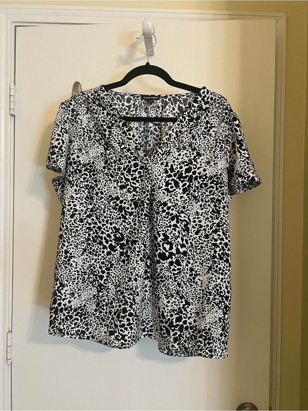 Hilary Radley Black & White Animal Print V-Neck Short Sleeve Blouse